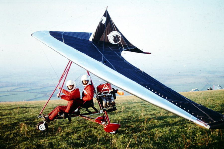 © Roy Venton-Walters - Avec un Raven à moteur Robin, Simon Baker se pose à 5 300 m sur le camp de base de l'Everest en octobre 1986. Aux commandes d'une version SX à moteur Limbach, Eppo Harbrink Numan rejoint l'Amérique par le Groenland en juin 1989.
